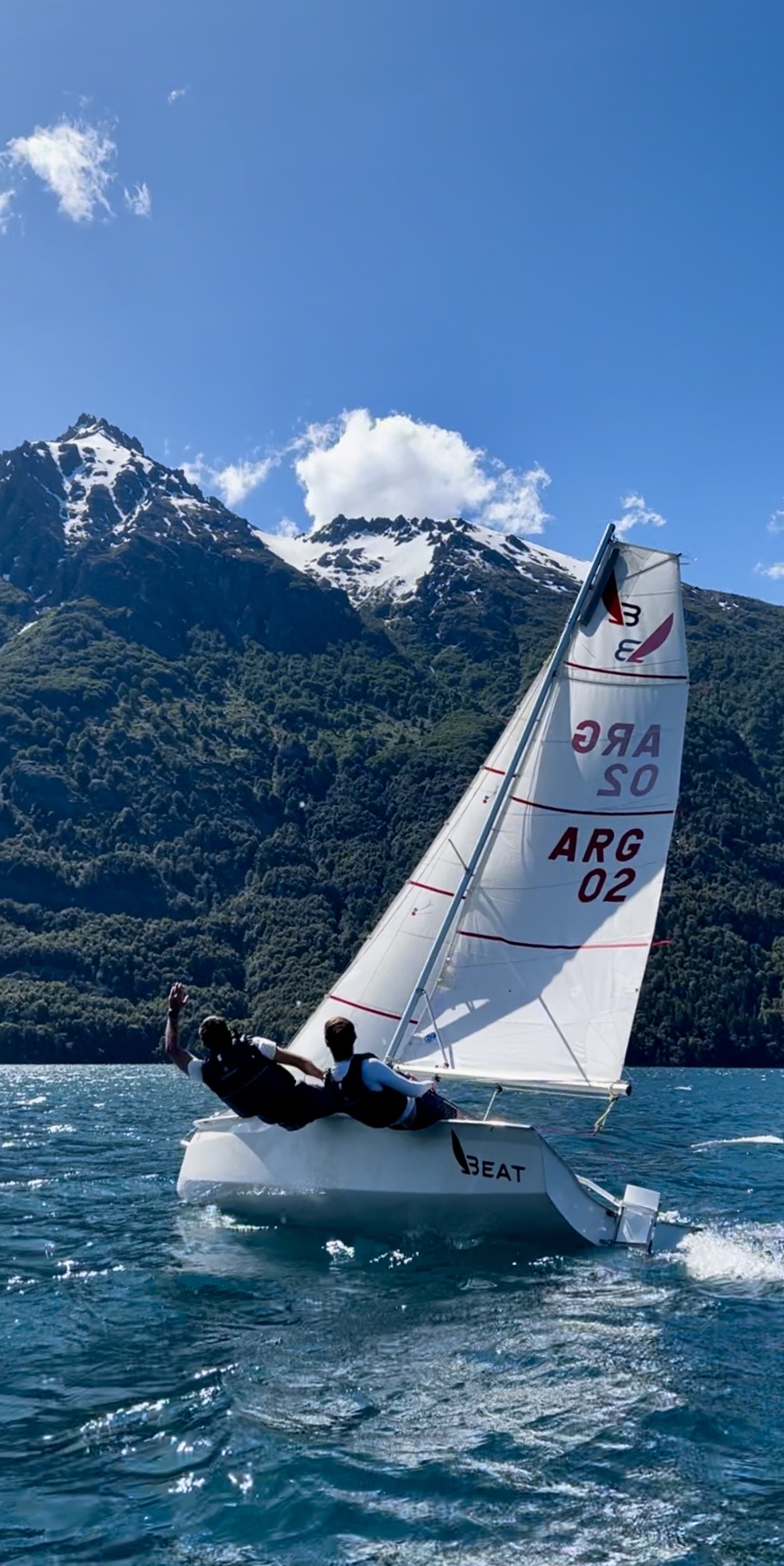 El BEAT navegando frente a la cordillera