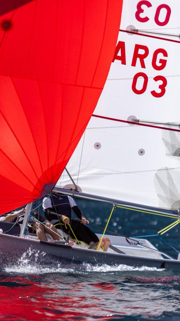 El BEAT con el spinnaker rojo navegando en regata